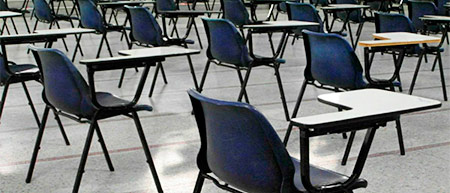 Alquiler de sillas y puestos para examenes en Madrid.